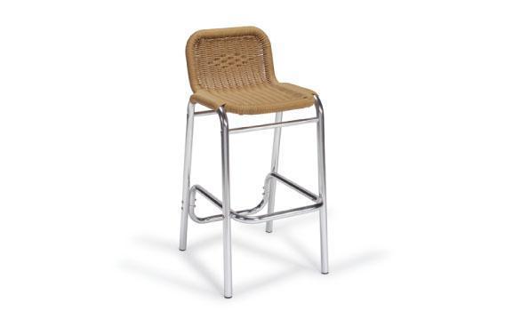 Taburete alto, estructura aluminio, asiento y respaldo en medula color crema tostado